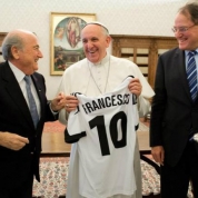 Preşedintele FIFA, Joseph Blatter și  Suveranul Pontif